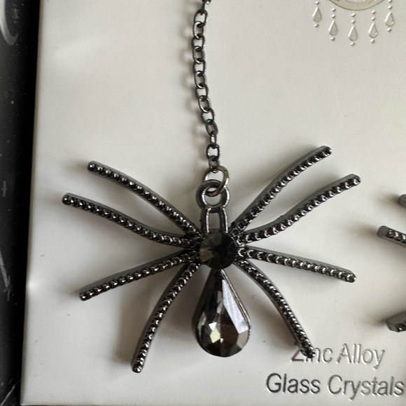 Eye Candy Spider Earrings - Picture 3 of 5